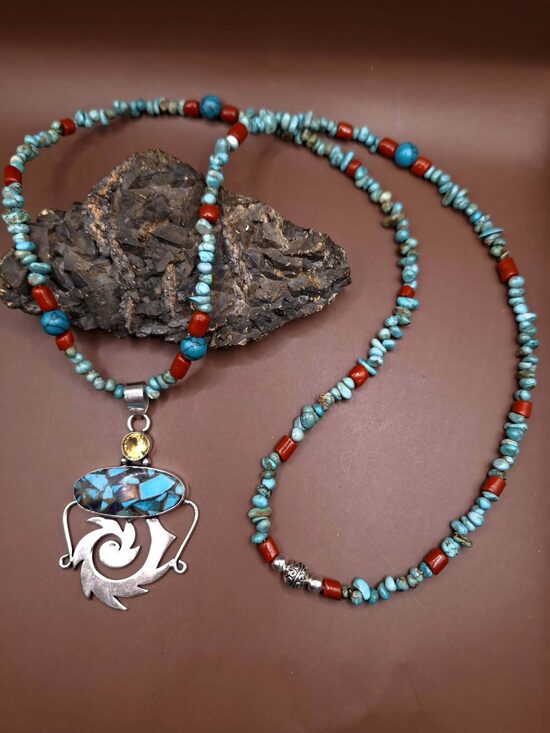 Krelles - tirkīzs, korallis, hovlīts. 70 cm. Kulons - tirkīzs, citrīns. 6 cm. 