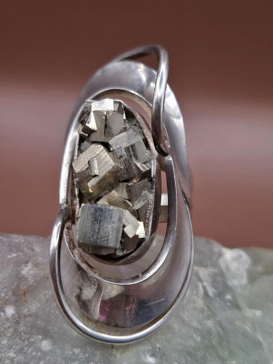 Pirīts. Sudrabs. Virsma 4,5 cm. Svars 16,90 g. Izmērs 17. 