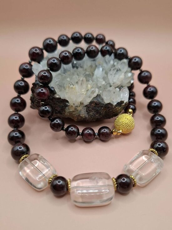 Granāts. 8 mm un 10 mm. Kalnu kristāls 8 mm. Krelles 53 cm. 