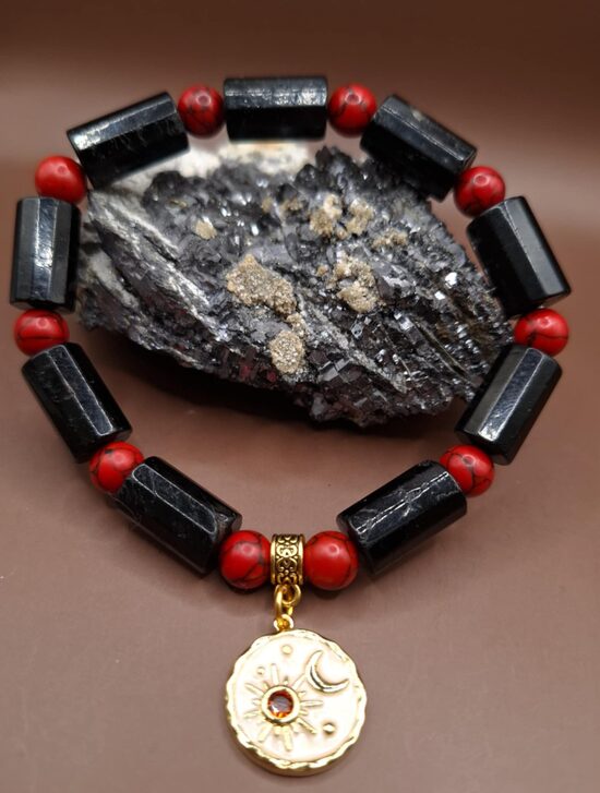 Melnais turmalīns, hovlīts. Zeltīts piekariņš. 20 cm. 