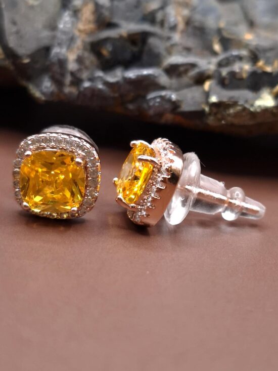 Citrīns, cirkoniji. Sudrabs pārklāts ar zeltu. Aizdare- nagliņas. Virsma 1 cm. 