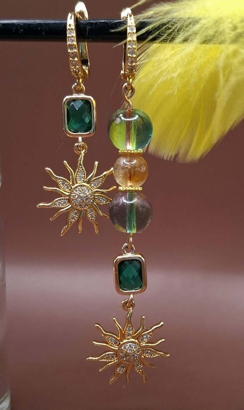 Asimetriski auskari. Citrīns, cirkonijs, stikls. Zeltīts, antialerģisks metāls. Garākais auskars - 8 cm. 