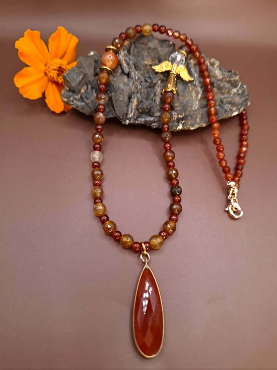 Kulons - serdoliks. 3,5 cm. Krelle - serdoliks, ahāti. 62 cm. Zeltītas detaļas. 