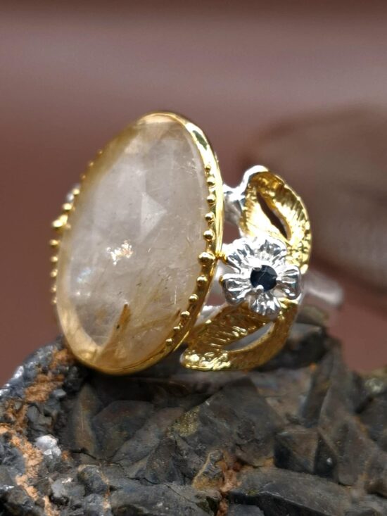 Rutile quartz. Surface 2.2 cm. Silver. Gold-plated details. Size 7.
