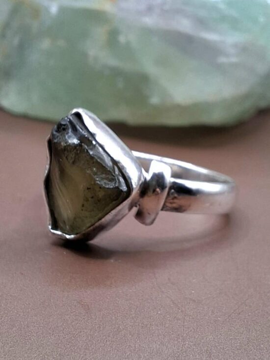 Moldavite. Silver. Surface 1.2 cm. Size 7,5