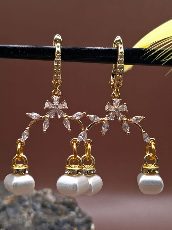 Cirkoniji. Mākslīgās pērles. Antialerģisks, zeltīts metāls. 4 cm. 