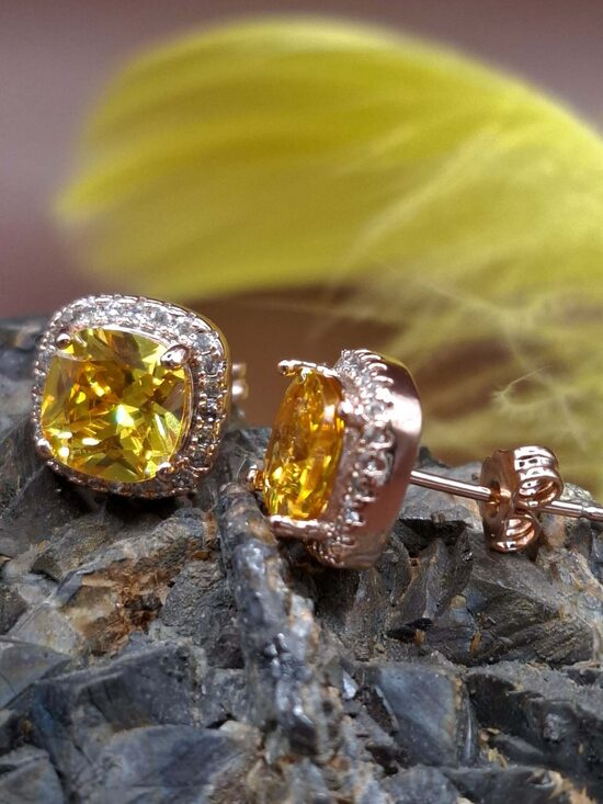 Citrīns, cirkoniji. Zelta pārklājums. Virsma 1x1 cm. Nagliņas. 