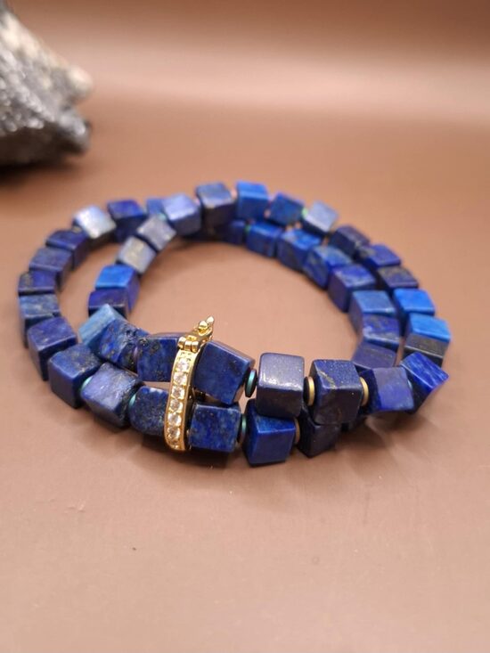 Lazurīts, hematīts. Zeltīta detaļa ar cirkonijiem. 17 cm. 