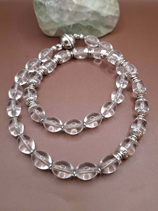 Kalnu kristāls. 10 mm x 6 mm. Detaļas sudraba tonī. Aizdare - magnēts.47 cm. 