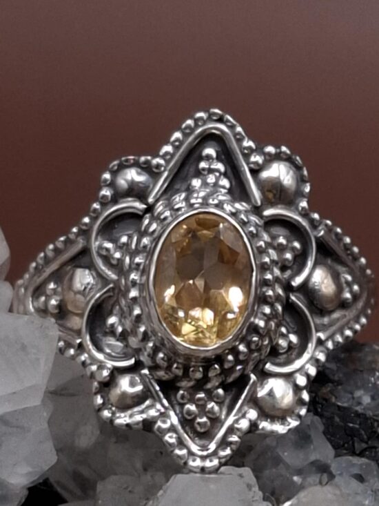 Citrine. Silver. Surface 2 cm. Size 8,5.