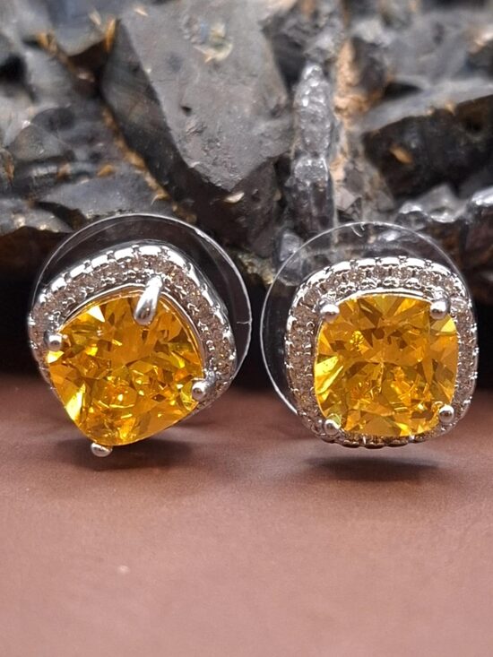 Citrīns, cirkoniji. Sudrabs. Virsma 1 cm. Aizdare - nagliņas. 