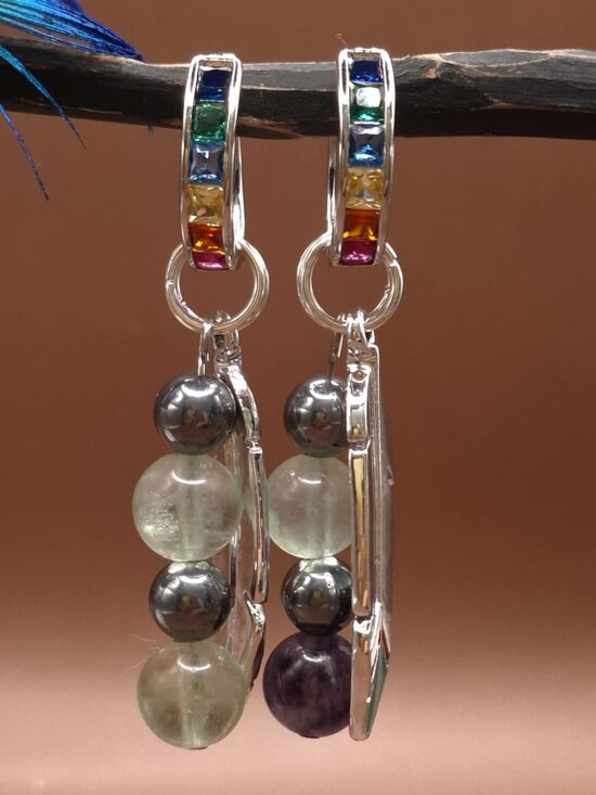 Melhiors, fluorīts, hematīts, cirkoniji. Garums 5,5 cm. 