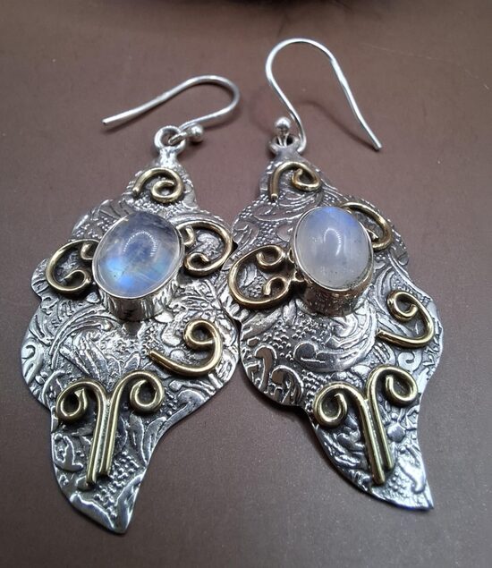 Mēnessakmens. Sudrabs. Zeltītas detaļas. No aizdares 4 cm.