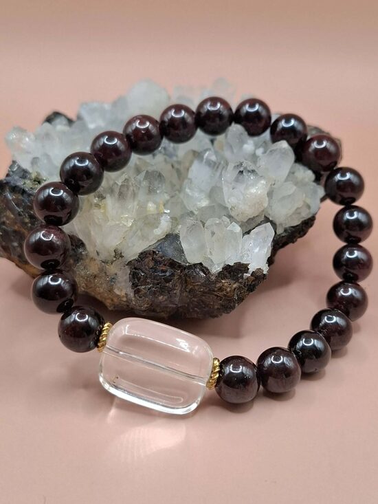 Granāts. 8 mm. Kalnu kristāls. 17 cm. 