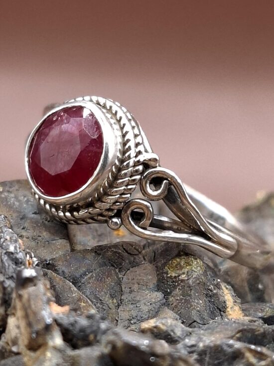 Rubīns. Sudrabs. Akm. diametrs 8 mm. Izm. 17,5. 