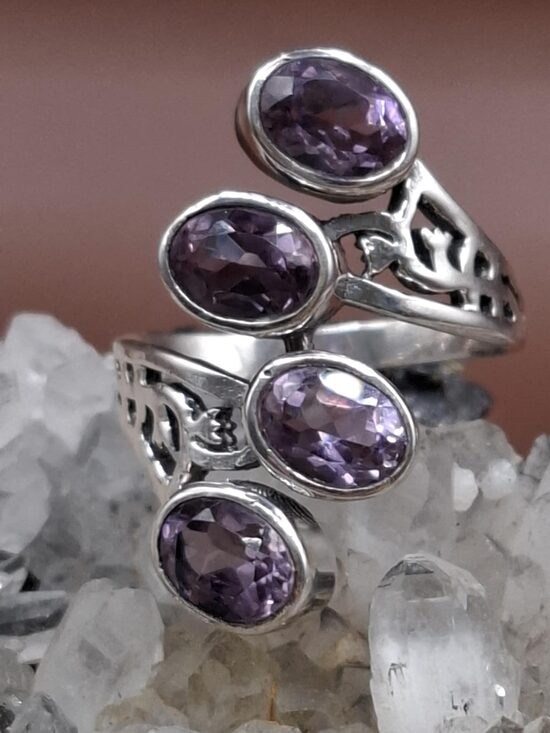 Amethyst. Silver. Surface 2.7 cm. Size 7,5.