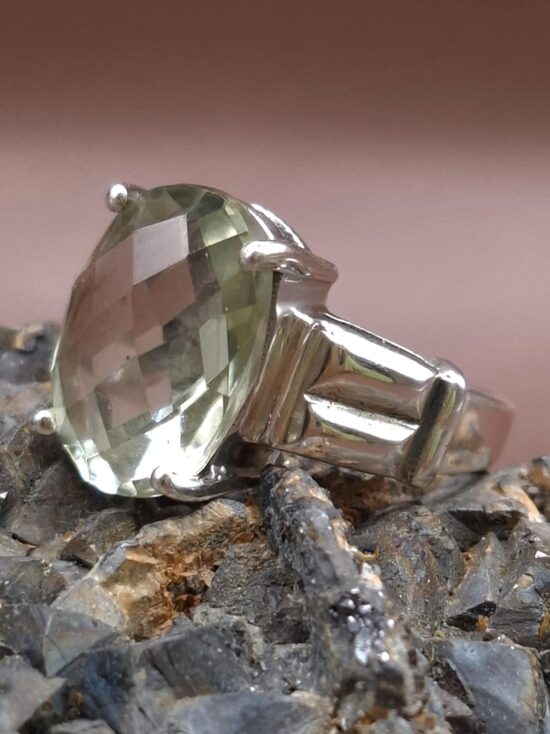 Zaļais ametists. Sudrabs. Akm. virsma 1,5 cm. Izm. 16. 