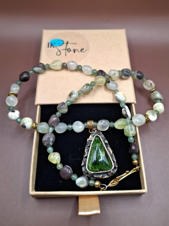 Krelles- serpentīns, aventurīns. 50 cm. Kulons - hroma diopsīts. 4 cm. 