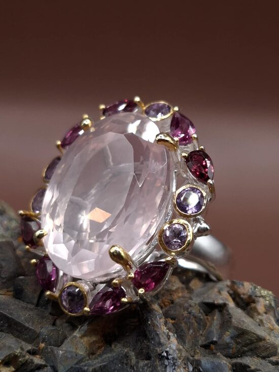 Rožu kvarcs, ametists, granāti. Sudrabs. Virsma 3 cm. Svars 14,10 g. Izm. 18.