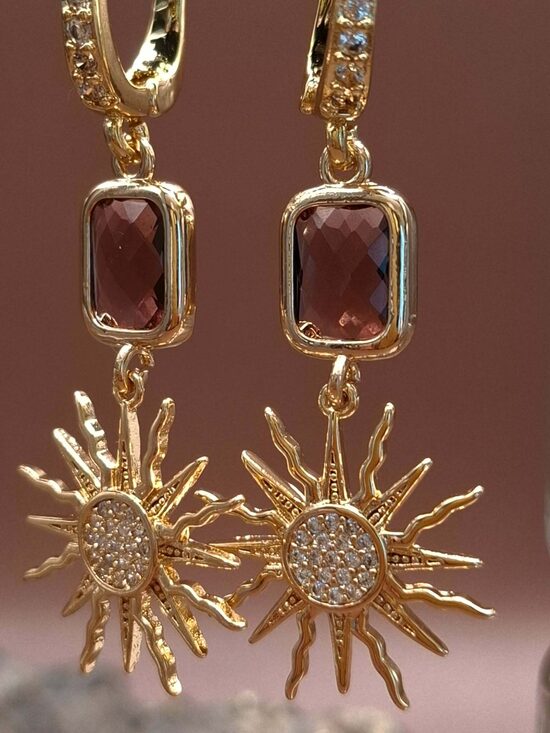 Cirkonijs, stikls. Zeltīts, antialerģisks metāls. 4,5 cm. 