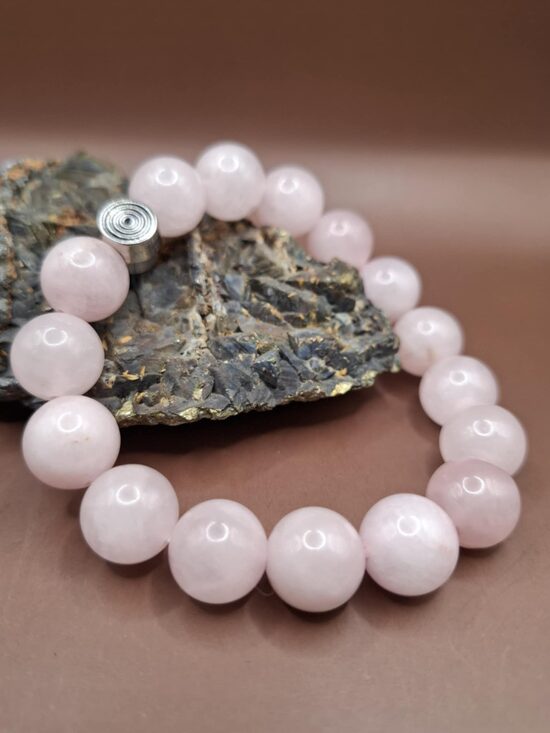 Rose quartz. (Madagascar) Stone 12 mm. 19 cm. 