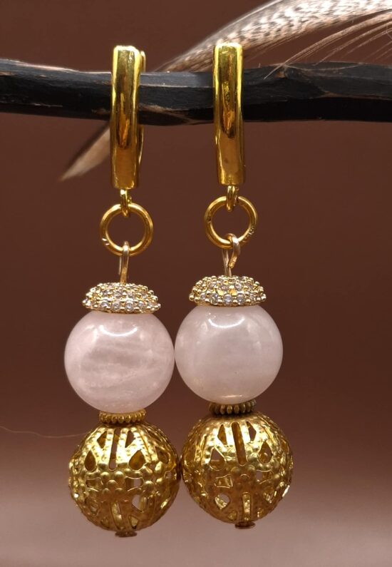 Rožu kvarcs, cirkoniji. Zelta pārklājums. Garums 5 cm. 