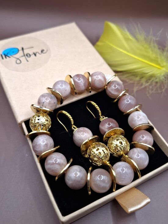 Sunstone. Gold-plated details. Stone 12 mm. Bracelet 18 cm. Earrings from clasp 3.4 cm. 