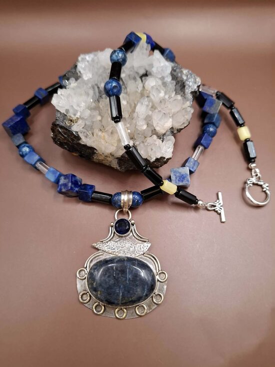 Lazurīts. Kulons 5,5 cm x 4,5 cm. Krelles - lazurīts, stikls. 56 cm. 