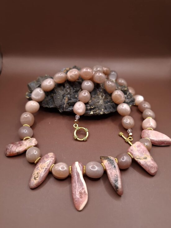 Saules akmens. Akm. 12 mm. Rodonīts līdz 3 cm. Zeltītas detaļas. 48 cm. 