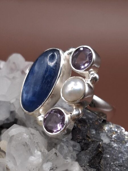 Kyanite, pearl, amethyst. Silver. Surface 2 cm. Size 7.