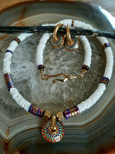 Abalone Shell, hematite. Gilded details with enamel. Beads 41 cm.