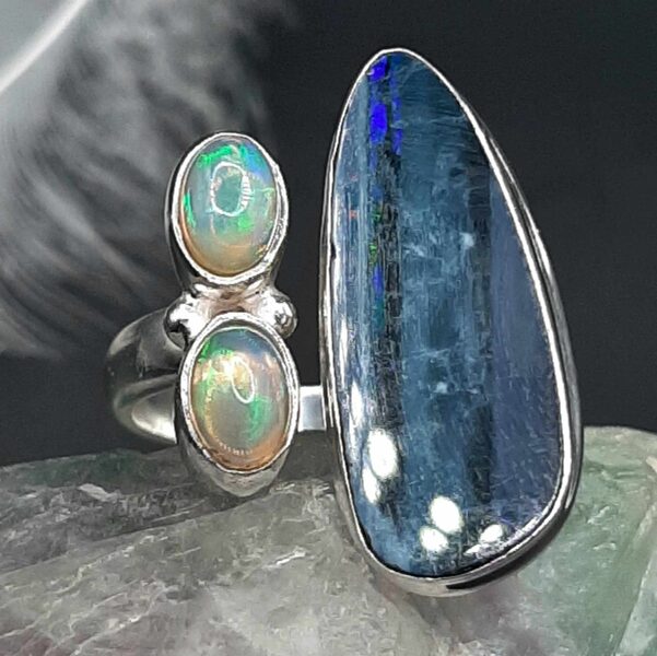 Australian opal. Silver. Surface 2.2 cm. Size adjustable from 7-10.