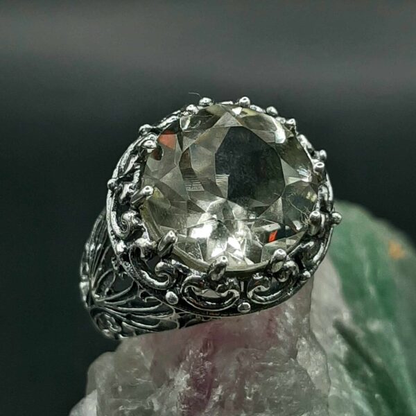 Green amethyst. Silver. Surface 2 cm. Size 8.