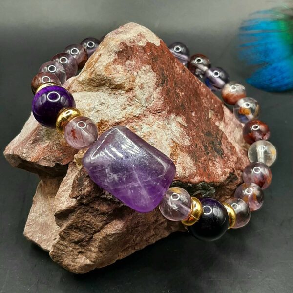 Auralite. 8 mm. Amethyst 2 x 1.5 cm. 19 cm.