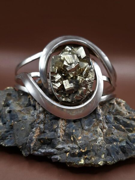 Pyrite. Silver. Surface 5 cm. Size adjustable.