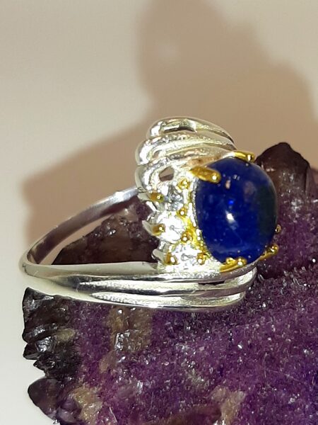 Sapphire, zirconium. Surface 1.7 cm. Size 7