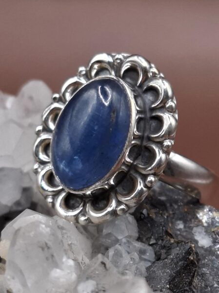 Kyanite. Silver. Surface 2 cm. Size 7.