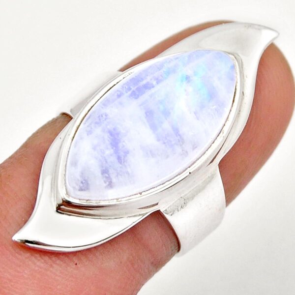 Moonstone. Silver. Surface 3 cm. Size 6. 