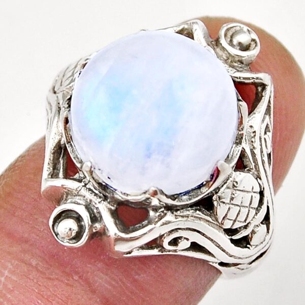 Лунный камень. Серебро. Поверхность камня 1,2 см. Размер 16.